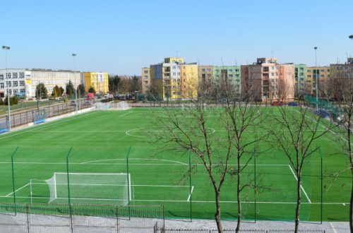 Pełnowymiarowe boisko do piłki nożnej z trawy syntetycznej z systemem nawadniania, Ełk 2016r.